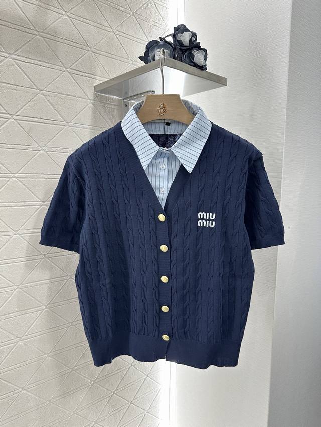 Miumi*2025新品上架 撞色假两件针织上衣 定制Yb亚麻纱线织造 舒适软糯 弹力十足 衬衫内衬条纹V领麻花钩针短袖 打造假两件版型 条纹内里于领口露出 与