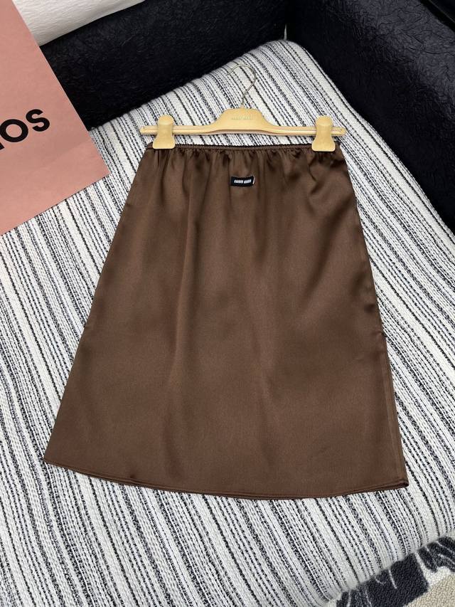 爆款现货 原版定制 Miu Mi *｜ 25Ss 春夏新款半裙 定制撞色贴布绣贴标 高版出品！ 进口高品质面料 光泽度好 质感无敌！ 减龄少女气质百搭， 经典版