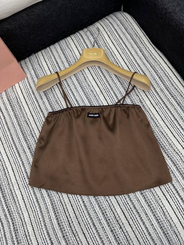 爆款现货 原版定制 Miu Mi *｜ 25Ss 春夏新款吊带 定制撞色贴布绣贴标 高版出品！ 进口高品质面料 光泽度好 质感无敌！ 减龄少女气质百搭， 经典版