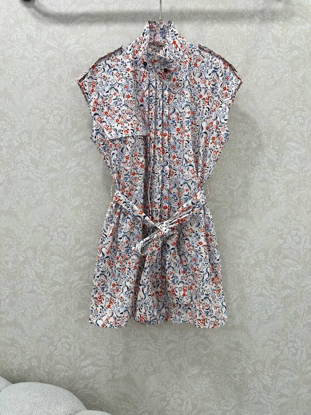 Louis Vuitt*N 25新款海岛度假系列，Monogram定位花印花连衣裙 超美腻的花色 小Logo暗藏其中 低调又时尚奢华 小立领肩扣胸前褶皱背心裙