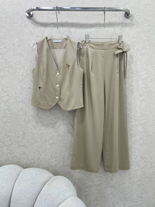 Dio*25新款天气亚麻套装 马甲阔腿长裤的组合 天气和亚麻进口新型面料质感超赞！ 舒适感高级感看得见 搭配定制Cd小蜜蜂胸针延续品牌调性 无过多繁琐装饰 将品