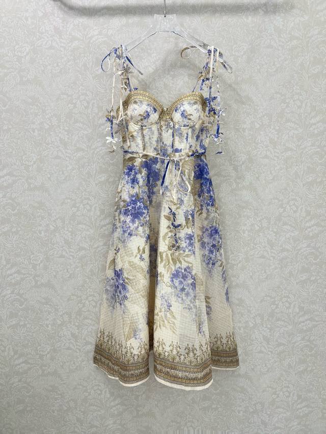 Zimmerm*25新款繁花簇锦印花吊带连衣裙 肩带立体花装饰 腰身褶皱勾勒腰线 选用亚麻面料制成，让人眼前一亮，隐形拉链开合，腰部收腰 夏日氛围拉满繁花簇拥搭