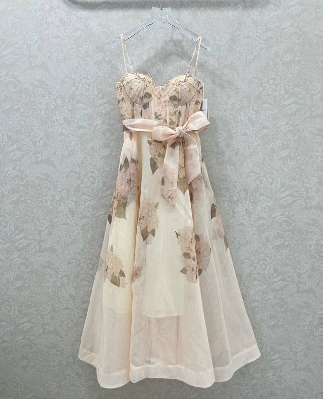 Zimmerm*25新款绣球花印花吊带连衣裙 肩带订钻腰身褶皱勾勒腰线 选用亚麻面料制成，让人眼前一亮，隐形拉链开合，腰部收腰 通体绣球花印花～搭配本布腰带 超