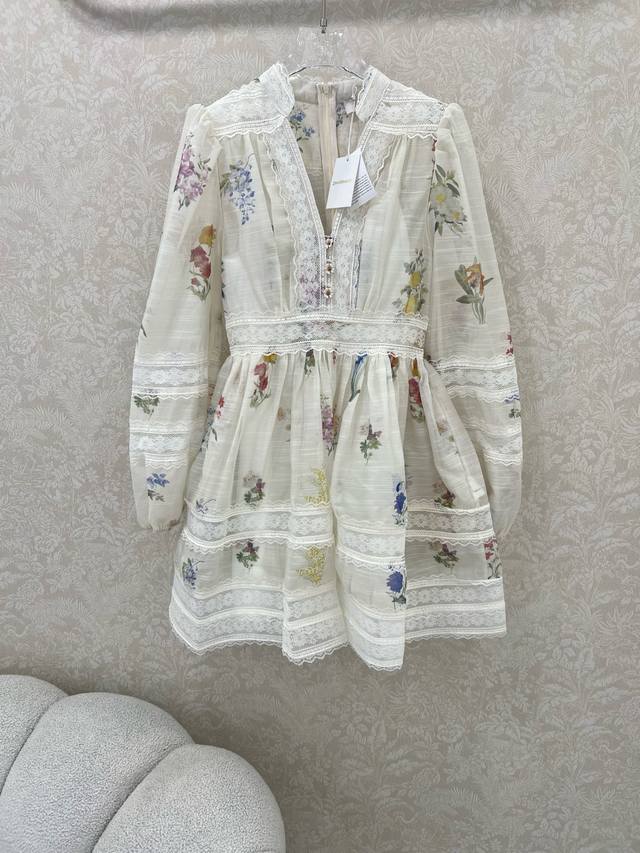 Zimmerm*25新款V领印花灯笼袖V领连衣裙 裙身拼接蕾丝仙女氛围感满满 定制花朵五金 高级感看得见 夏天治愈系穿搭 减龄少女风 气质优雅不失甜美！版型百搭