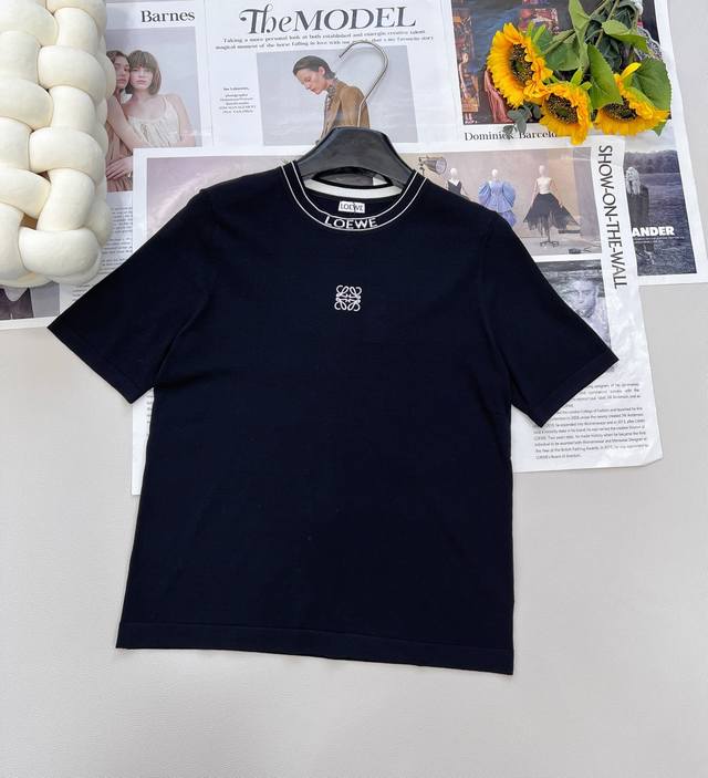 Loewe 胸前字母Logo刺绣针织短袖 1 ！字母 Logo 刺绣精致细腻，简约圆领+基础黑白配色，把“低调的高级感”焊在身上 减龄又时尚高级百搭不挑人，穿出