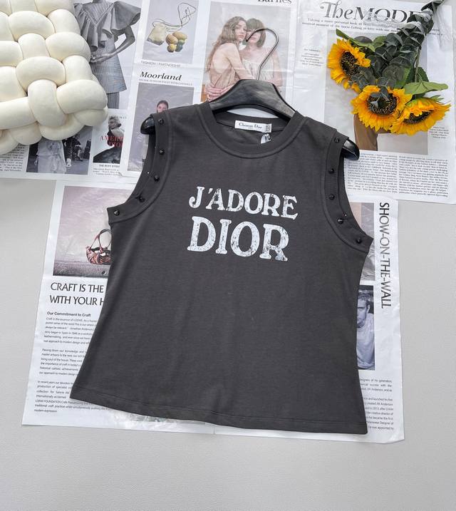 Dior2025Ss新款字母印花铆钉做旧全棉背心，定制Yb斜纹全棉材质 质感舒适 弹力好穿 背心剪裁 通体细腻柔软 胸前居中以磨白作旧风格描绘字母徽标 凸显穿搭