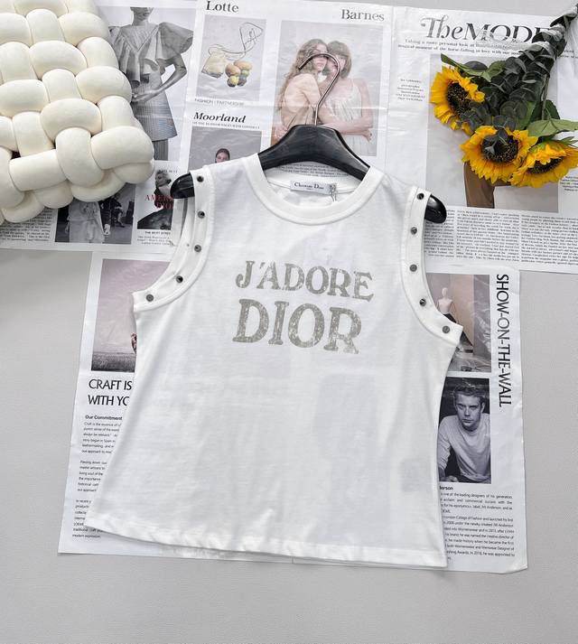 Dior2025Ss新款字母印花铆钉做旧全棉背心，定制Yb斜纹全棉材质 质感舒适 弹力好穿 背心剪裁 通体细腻柔软 胸前居中以磨白作旧风格描绘字母徽标 凸显穿搭