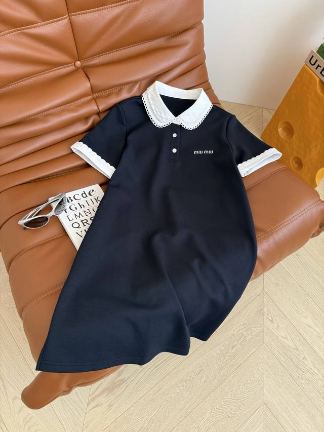 25春夏 小字母刺绣重工款Polo翻领连衣裙 藏蓝色很好看 双层刺绣花边领子 袖口也是刺绣撞色翻边 搭配白色小字母刺绣 很有感觉细节感 直筒版型 不挑人又藏肉显