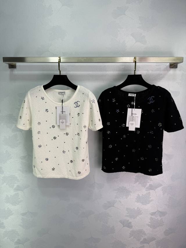 Chanel*一款水晶彩钻花朵Logo圆领短袖；每一颗钻都经过精心挑选和镶嵌，闪烁着耀眼的光芒，如同繁星点点，散布在短袖的表面。闪钻的短袖上衣，是一种设计独特且