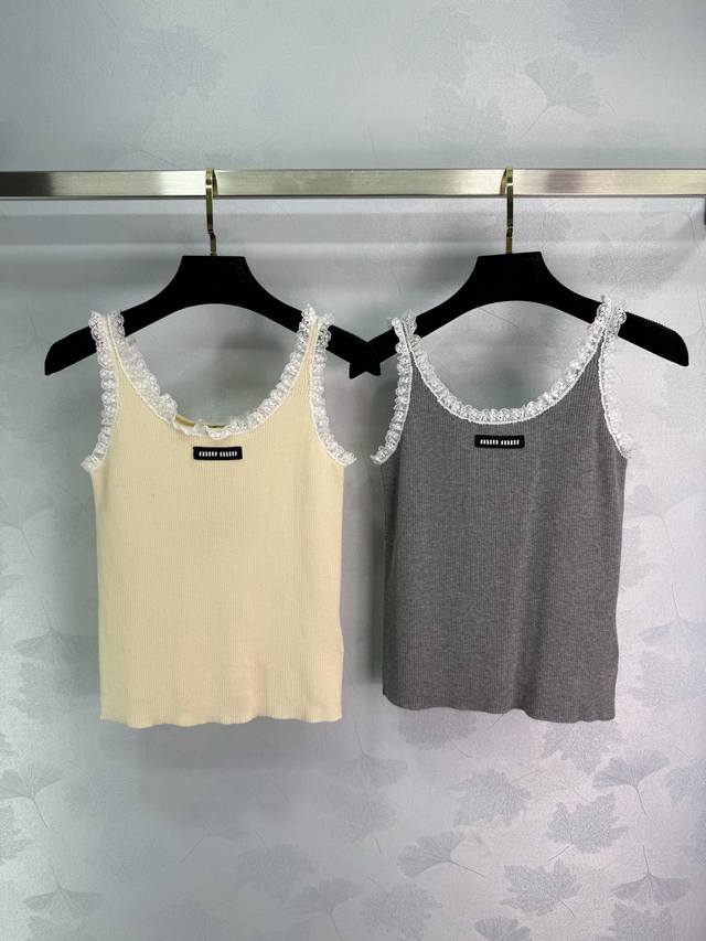 Miu* 25P春夏新款针织背心 经典立体字母徽标Logo装饰 领袖口蕾丝花边包边设计 简约时髦高级百搭 尺码Sml 2色3码Sml 。T226B