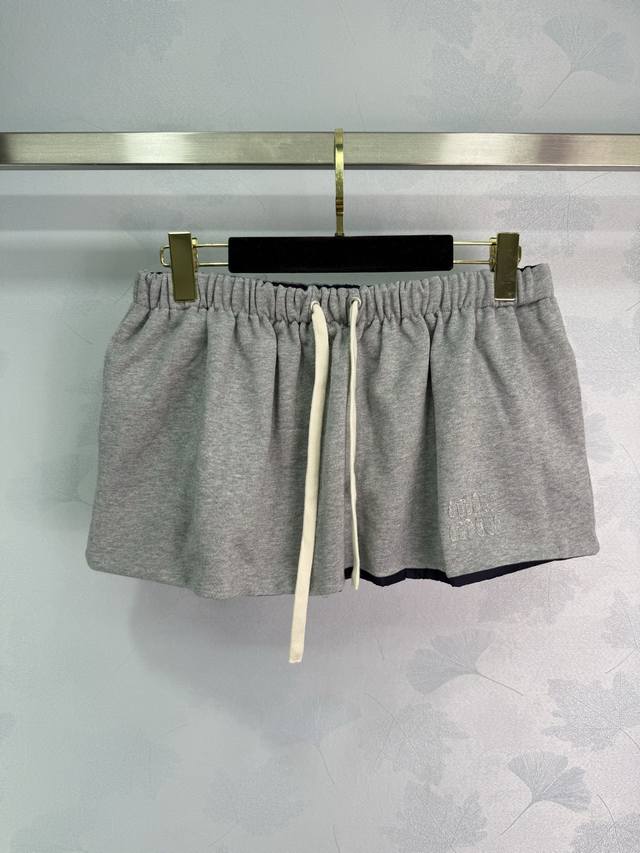 Miu*2025新款系少女系穿搭！知识分子风双面可穿花苞蓬蓬超短半裙！格蕾系灰色卫衣面料拼接海军蓝记忆丝面料。定制进口纯棉面料双层工艺设计，抽绳松紧腰版型上身绝