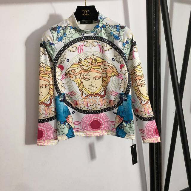款号 5947 Versac*新款 美杜莎人像复古印花半高领长袖T恤打底衫，白色，灰色，黑色，红色，蓝色， 均码；胸围86，袖长54，衣长54