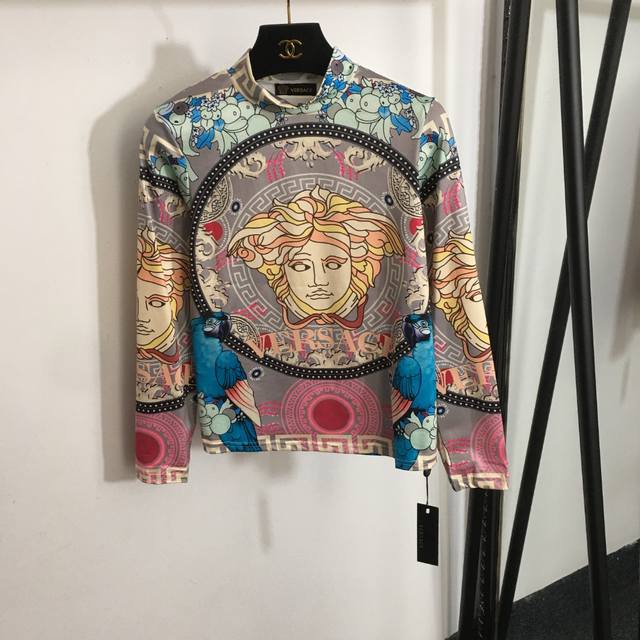 款号 5947 Versac*新款 美杜莎人像复古印花半高领长袖T恤打底衫，灰色，红色， 均码；胸围86，袖长54，衣长54