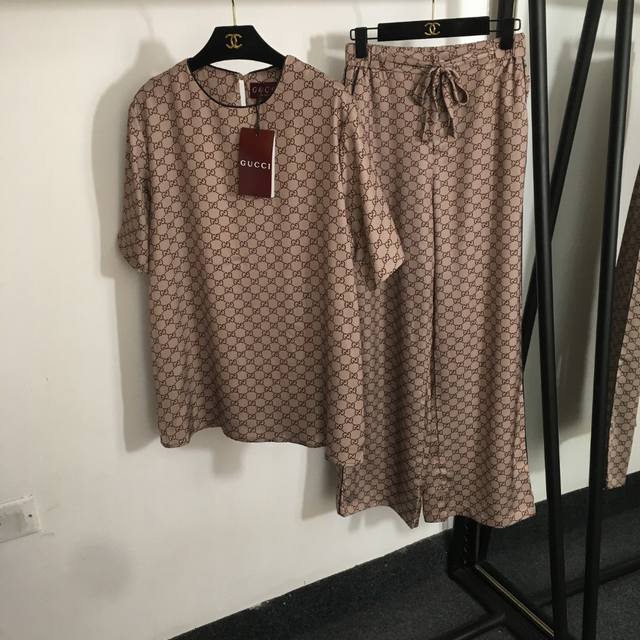 款号20253556 Gucc*新款家居风休闲套装，老花Gg字母印花短袖T恤+系带收腰阔腿长裤，咖色，蓝色，S-Xl， M码；肩宽42，胸围108，袖长26，长