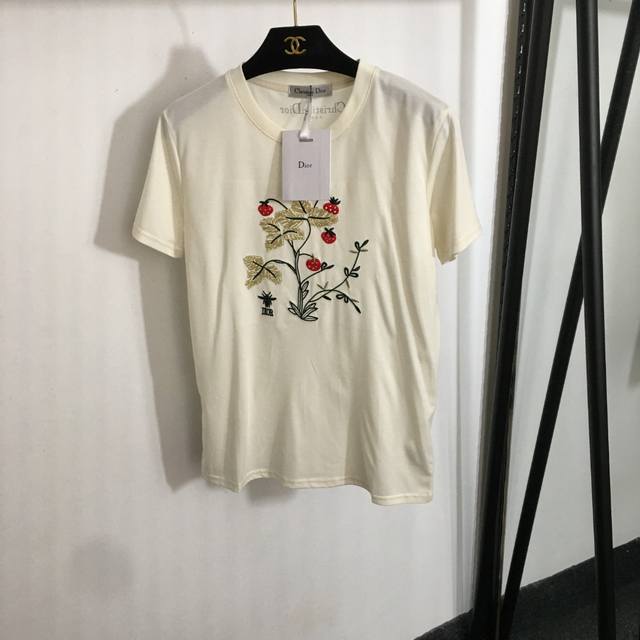 款号20253639 Dio*新款 钉珠草莓蜜蜂刺绣短袖T恤，杏色，Sml， M码；肩宽40，胸围94，袖长17，长63