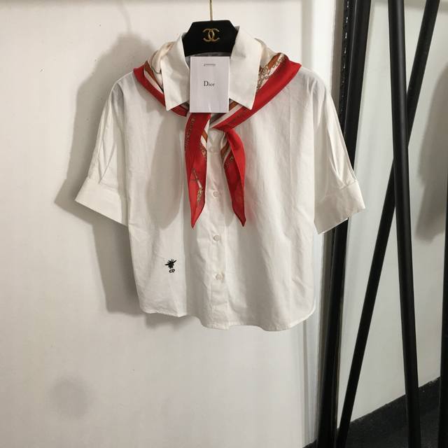 款号20253638 Dio*新款 Cd小蜜蜂刺绣 印花丝巾短袖衬衣，白色，Sml， M码；胸围100，袖长36，长55