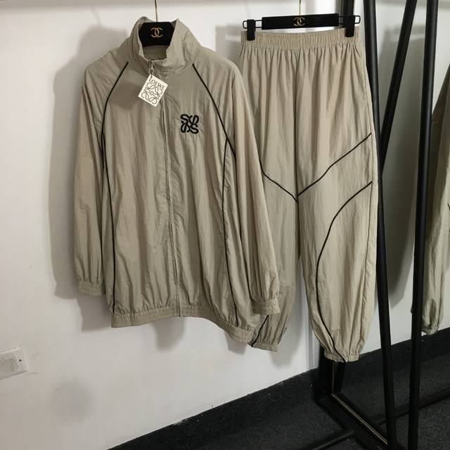 款号20253633 Loew*新款运动套装，Logo刺绣立领长袖拉链风衣外套+松紧腰束脚长裤，浅卡其色，粉红色，Sml， M码；胸围132，袖长71，长73；