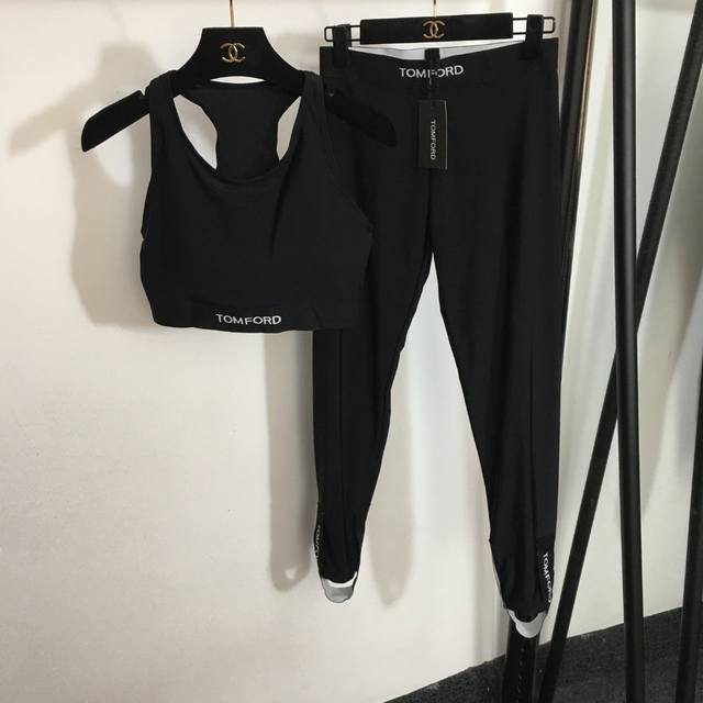 款号 8683 Tom Ford新款瑜伽运动套装，字母织带收腰背心 带胸垫 +弹力紧身踩脚裤打底裤，黑色，S-Xl， M码；胸围74，长33；腰围66弹力，长8