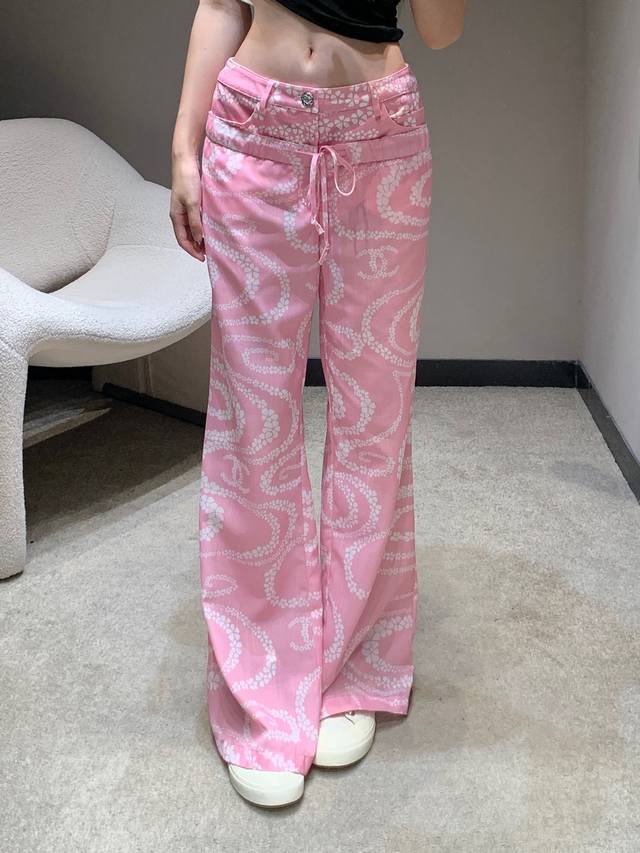 Chane* 25Ss春夏新款 牛仔拼接印花长裤丨独家高版出品！拼接进口斜纹稠材质 清爽透气 柔软亲肤 呈现轻薄微透质感 弹力系扣阔腿直筒长裤裁剪 通体满印不规