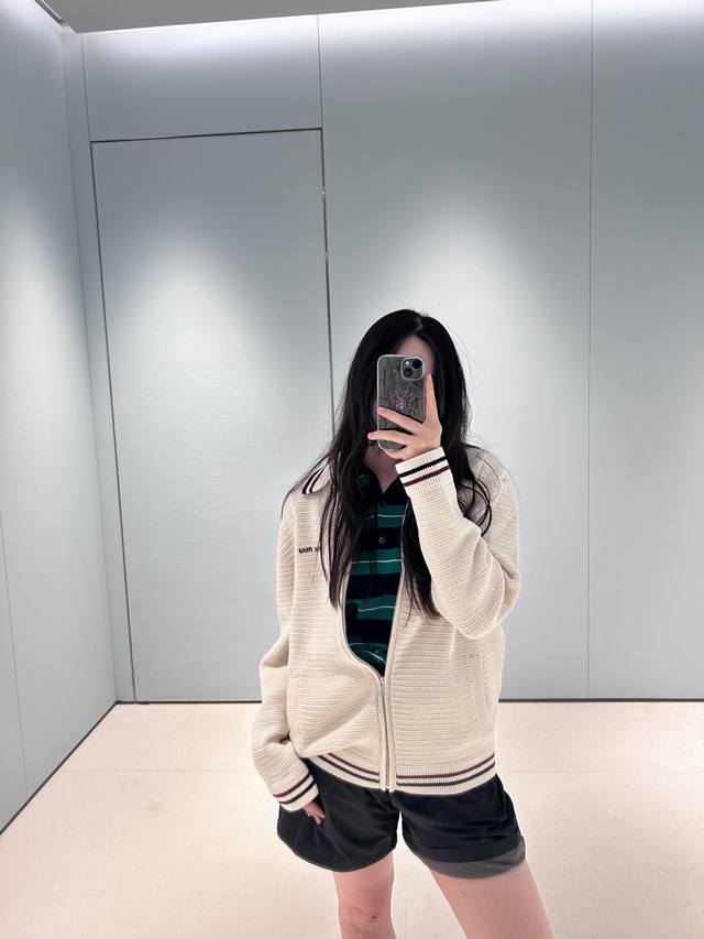 Miumi* 25Ss春夏新款 撞色条边针织棒球服外套丨独家高版出品！刺绣标签Logo低调奢华，白富美必入神器！万能百搭宽松H版型超显瘦！进口纱线定制工艺！减龄