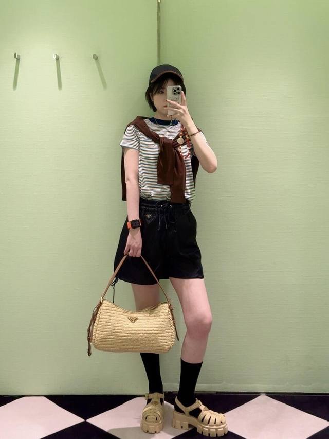 Prad* 25Ss春夏新款 抽绳尼龙松紧腰休闲短裤丨独家Yb开发！高版出品！尼龙面料轻薄透气，标志性的三角标简约又吸睛，随意搭配慵懒风妥妥的街头时髦精～强烈推