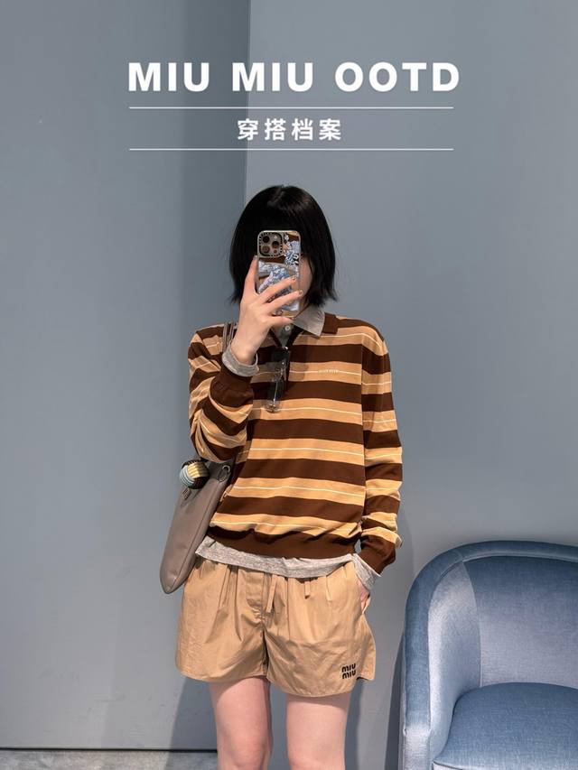 Miumi* 25Ss春夏新款 条纹Polo长袖上衣丨独家Yb开发！高版出品！纱线细腻柔软的手感超赞！线条间色提花工艺，Logo字母低调奢华。气质小翻领甜美少女