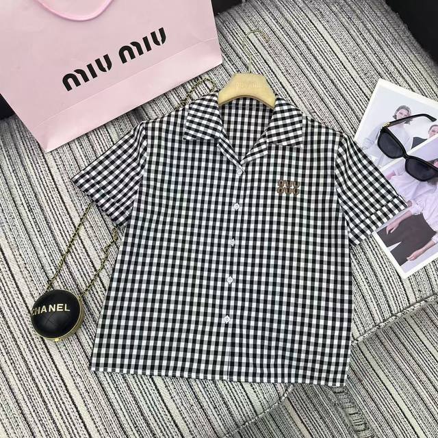 强烈推荐 25年早春夏系列 Miu*新款格纹翻领短袖衬衫 皮字母贴布绣口袋点缀 Sml