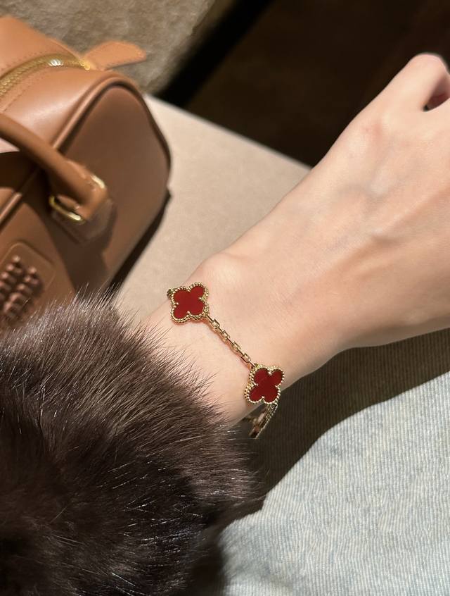 梵克雅宝经典红玉髓手链Vca四叶草五花红色手链 配全套对版手链包装 超级精致～红玉髓在不同光线下会有不同的深浅变化，特别迷人！玫瑰金色搭配红色玉髓超显白～任何肤