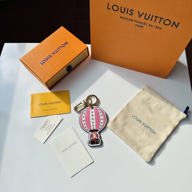 Louis Vuitton Vivienne 粉色热气球薇薇安包饰与钥匙扣 路易威登Lv 官网最新款樱花粉薇薇安热气球钥匙扣，整个薇薇安钥匙扣由纯金属与Mono
