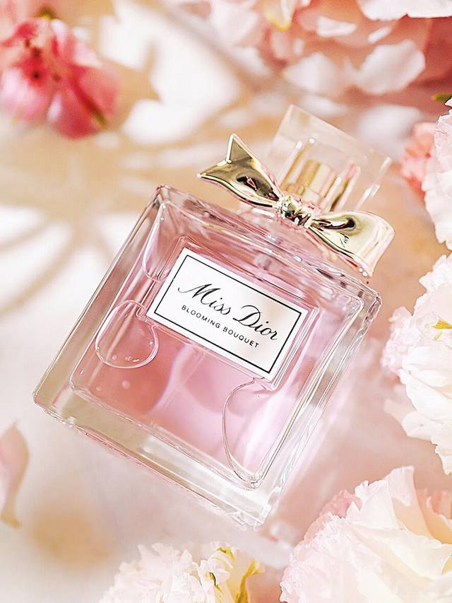 Dior 迪奥 Miss Dior 甜心小姐香水 Ml 专柜版，迪奥花漾甜心淡香水，配专柜手提袋。迪奥甜心香水从包装到香味给人的感觉就是经典，时尚，集万千宠爱于