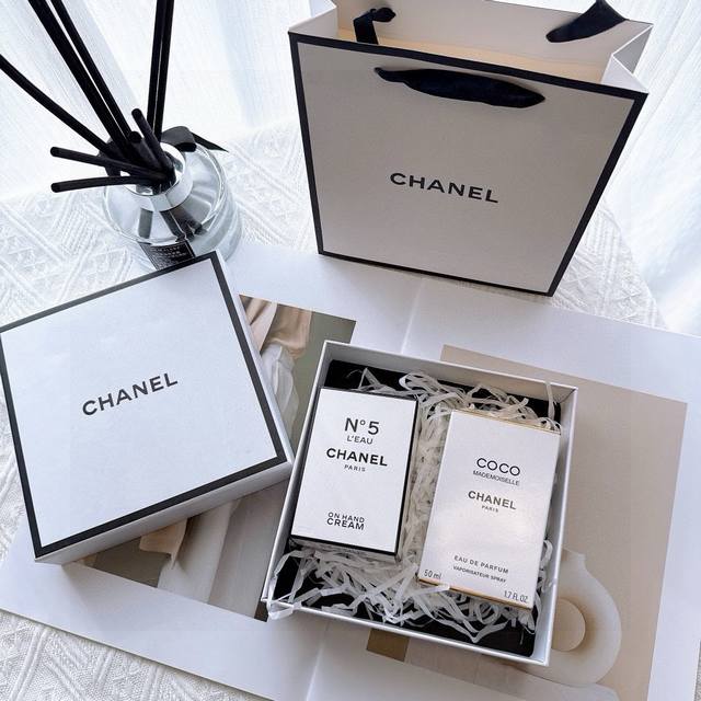 Chanel可可香水+白色鹅蛋护手霜礼盒 配手提袋 送礼必备 香奈儿白Coco50Ml 香调是木质东方调，淡香型香调是花香调。 这款香水适合白领、知性优雅的成熟