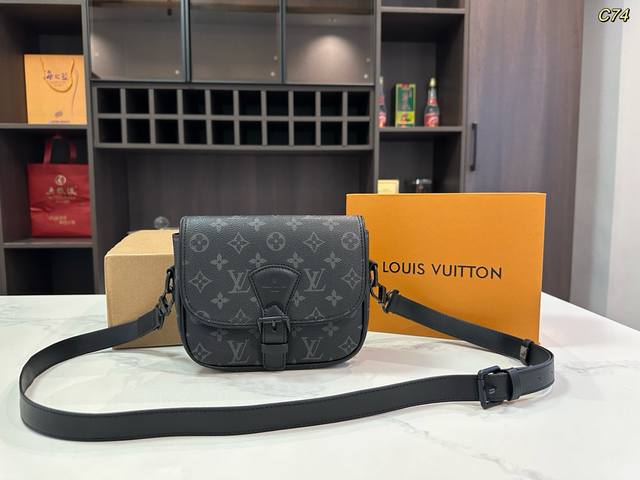 折叠盒飞机盒 Lv Montsouris 邮差包 马鞍包 芯片版 以Monogram Macassar涂层帆布营造充裕空间，成就日常随行佳选。复古构型搭配皮革肩