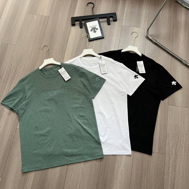 Descente 迪桑特25年夏季舒适透气休闲新款短袖T恤上衣 采用棉质亲肤定制原厂面料 触感细腻 手感顺滑 柔软亲肤 3D立体剪裁 侧缝贯穿式拼接 减少日常穿