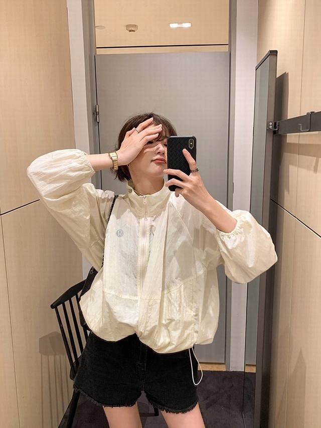露露 Lululemon防晒衫也是入夏必备的单品 这个版型原创的 耐看又时感几乎不挑人 衣身调整到敞开或者穿着立领都好看 奄松版型带点情懒感 又可隐藏起身上的肉
