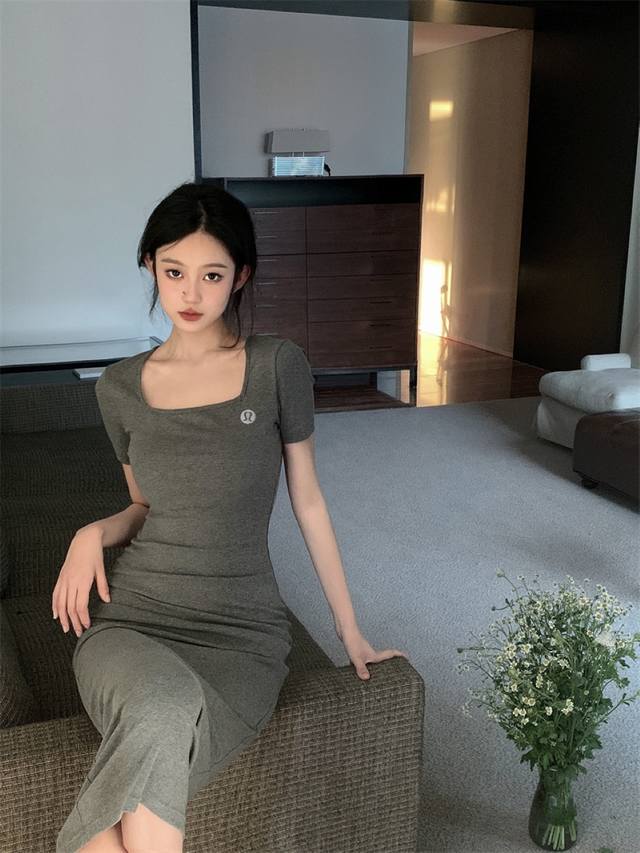 露露Lululemon哇塞哇塞！集美们快瞧过来呀！今天必须要给你们好好分享这款方领纯色短袖中长款连衣裙啦！ 它的方领设计真的太有魅力啦！一下子就凸显出了优雅的脖