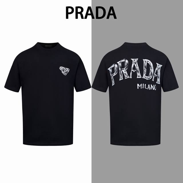 普拉达三角小标字母印花圆领短袖 Prada官网一致款式 面料：32支双纱260克纯棉面料 同缸同色织染螺纹 颜色一致 工艺：进口机器白墨直喷印花工艺 配套：三标
