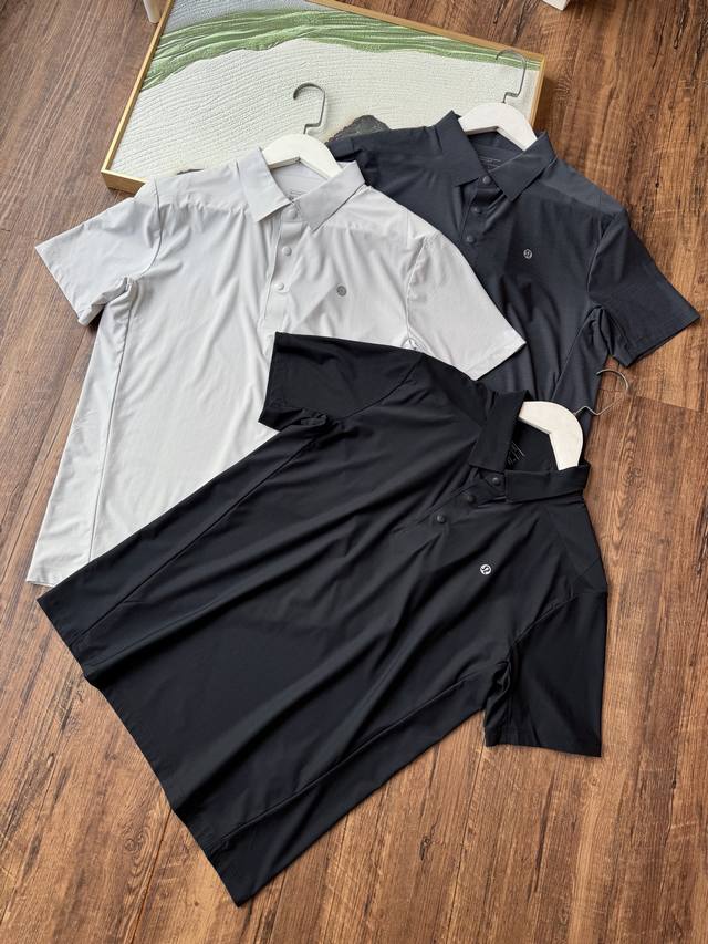 夏天的脚步渐近，你是否正在为衣橱里缺少一件既舒适又时尚的夏季Polo衫而烦恼？别担心，露露男士夏季Polo衫，就是你的理想之选！ 这款Polo衫采用高品质的轻薄