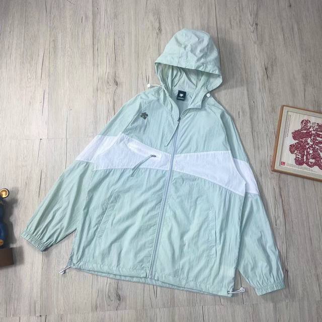 供 。25新款迪桑特防晒衣 Descente迪桑特拼色夏季同款情侣防晒衣，男女同款连帽轻薄皮肤衣，单层防晒衣，实测紫外线值0.5，有效防晒。 拥有国家认证防晒指