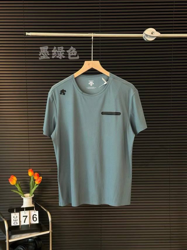供 冰丝爆款Descente 迪桑特 25Ss夏季经典压胶假口袋休闲短袖 颜色：黑色 深灰色 墨绿色 薄荷绿 卡其 尺码：M L Xl 2Xl 3Xl 4Xl