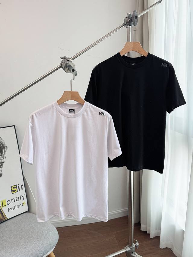 供 。海丽汉森Helly Hansen Hh镭射炫彩反光Logo凉感速干Upf180+防晒短袖运动T恤 克重：280G 采用进口速干面料，上身舒适透气，经典剪裁