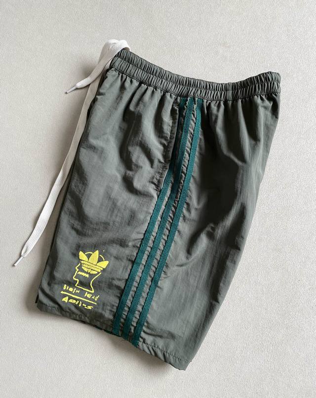 短裤 Adidas Originals X Brain Dead 脑死亡联名款 休闲短裤 经典的三条杠设计元素 定制原版面料 内置透气网布 植绒Logo经静电植