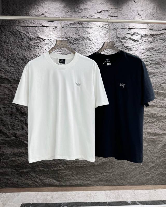 供 Arc'teryx 始祖鸟经典胸口刺绣Logo情侣圆领休闲短袖T恤 采用260G 双纱纯棉面B1170料 真正的爽滑棉 高温预缩处理 非常重磅手感细腻 同缸