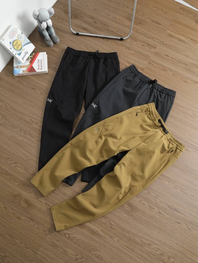 供 刺绣款 品牌：始祖鸟 Arcteryx 尺码：M-L-Xl-Xxl-Xxxl 颜色：黑色-灰色-黄色 类型：始祖鸟三色户外都市系列直筒休闲长裤 材质：轻量化