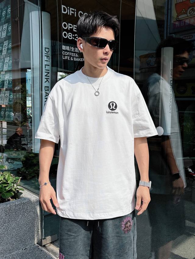 用料非常足 高端款随意对比 露露乐檬 胸口 Logo 短袖T恤 男女同款 半袖 情侣款 面料工艺： 1.260G重磅纯棉，100%棉，恰到好处的克重，上身有型不
