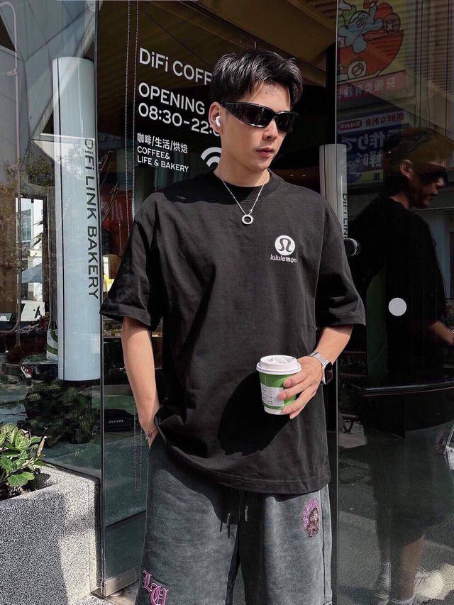用料非常足 高端款随意对比 露露乐檬 胸前 Logo 短袖T恤 男女同款 半袖 情侣款 面料工艺： 1.260G重磅纯棉，100%棉，恰到好处的克重，上身有型不