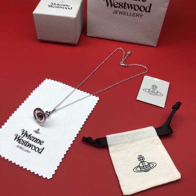 Vivienne Westwood西太后项链顶级最高版本』 重磅来袭通过关系搞到一批海关扣押的西太后项链 全球最火的款式之一 可以承载岁月的经典之作 永不过时