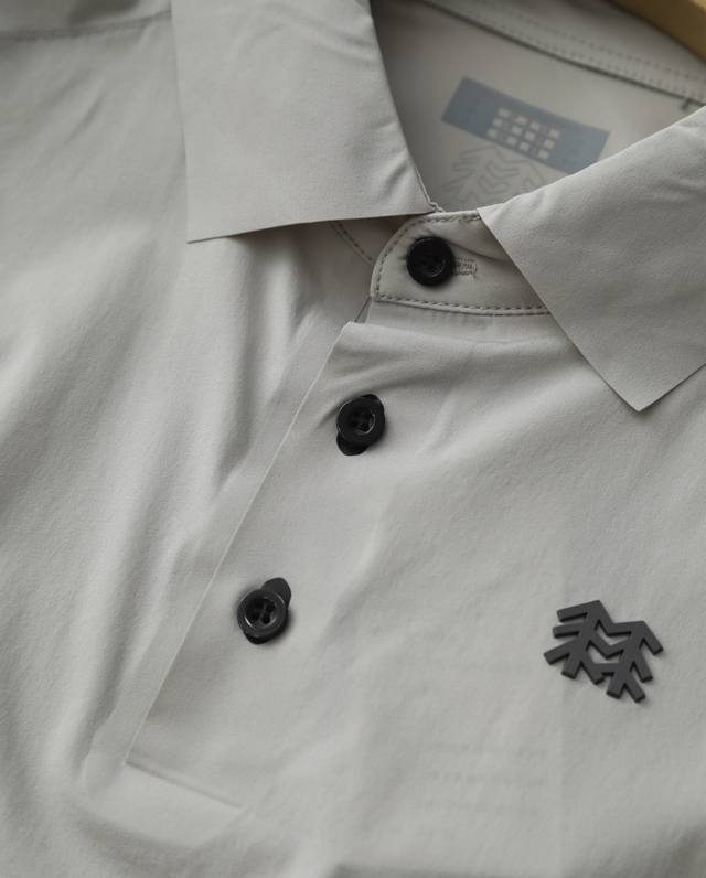 供 细节图 Kolon Sport 可隆凉感拼缝工艺男子运动翻领短袖Polo衫 采用锦纶氨纶针织面料独特的织造以及染色技术使其具高品质及光泽感后背3D运动分割线