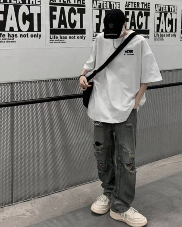 Vans 万斯25Ss 飞碟印花短袖 高版本 重工 短袖T恤 顶级用料 限量发售！ 面料：250克 双纱双股用料 预缩定型 具有良好的吸汗性.可以保持干爽舒适的
