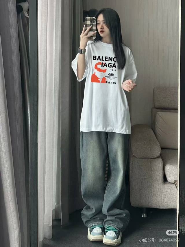 Balenciaga 巴黎世家 25Ss 1917锁扣 印花短袖 高版本 重工 短袖T恤 顶级用料 限量发售！ 面料：250克 双纱双股用料 预缩定型 具有良好