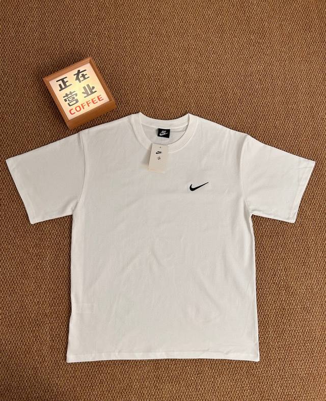 顶端刺绣品质耐克Nike 白色基础款短袖宽松男女同款情侣款 采用抗菌260克新疆长绒棉重磅面料 透气舒适 怎么洗都不起球透气轻柔的短袖，让您穿着舒适一整天！ 品